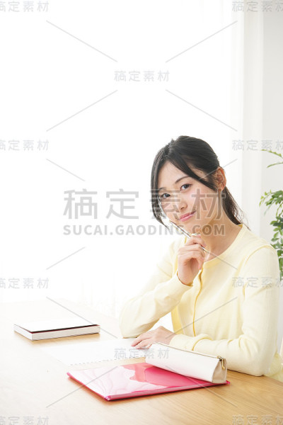 年轻女人学习