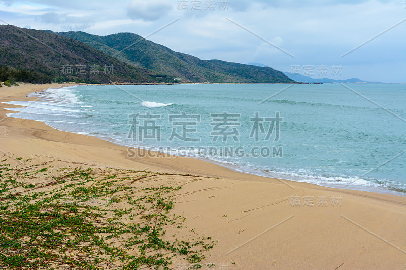 阴天，南海海岸沙滩荒芜。三亚，中国海南岛。自然景观。