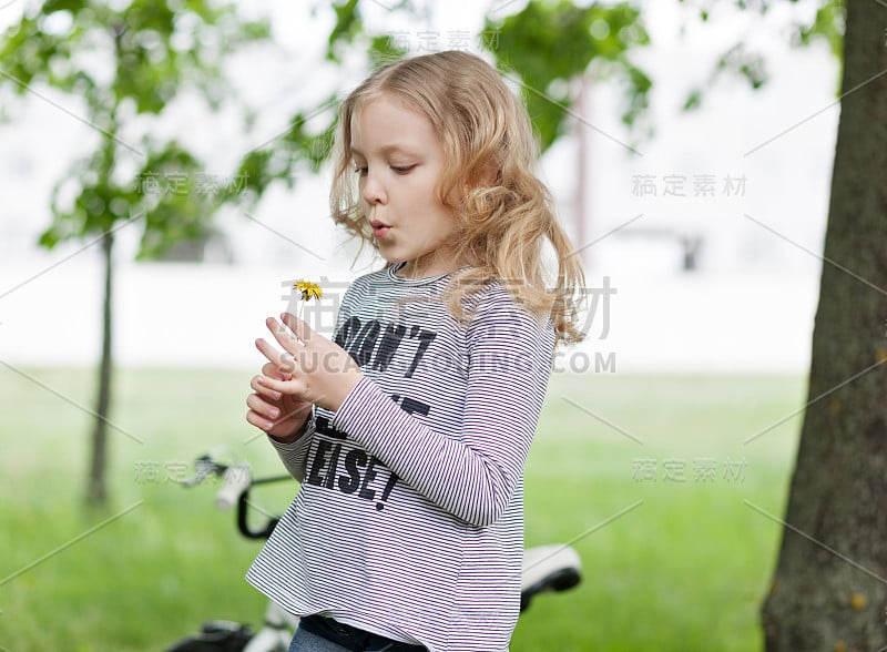 年轻的金发女孩在户外摆姿势