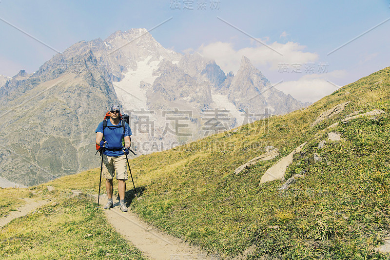 勃朗峰之旅是一个独特的徒步旅行，围绕勃朗峰大约200公里，可以在7到10天之间完成，途经意大利，瑞士