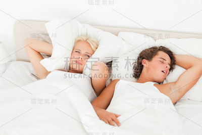 年轻夫妇醒来