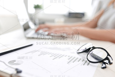 为主管填写报告的会计工作表
