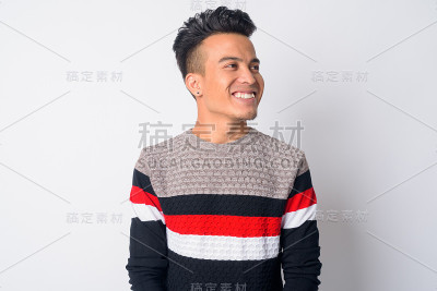 一脸快乐的亚洲年轻人在想
