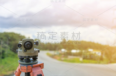 道路施工现场，用于道路施工的经纬仪