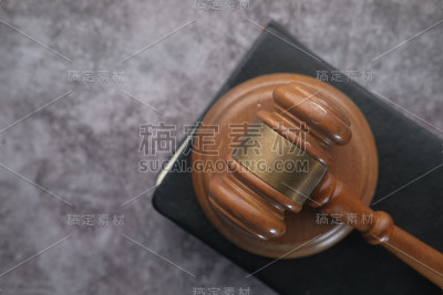 近距离观察桌上的小木槌对着美国国旗