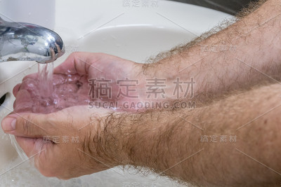 男人在洗手盆洗手特写