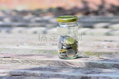 钱在玻璃在户外