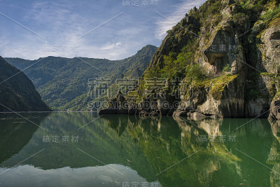 在Sil River的峡谷中航行