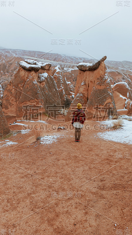 在卡帕多西亚德夫特山谷，一个女人独自面对雪景。