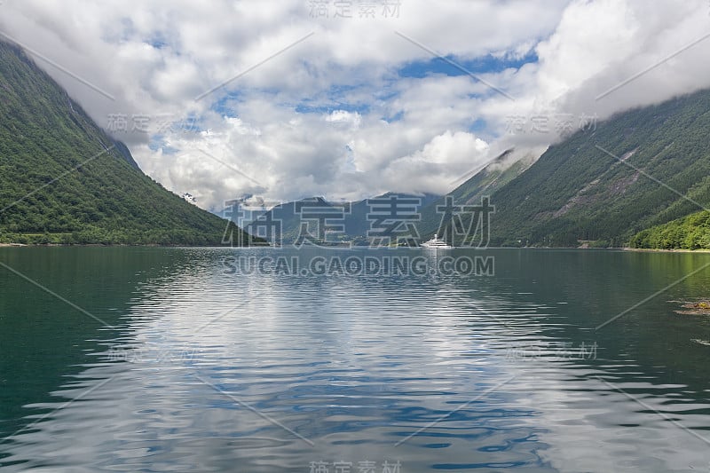 美丽的挪威的风景。海湾的景色。挪威理想的峡湾倒影在清澈的水中。有选择性的重点