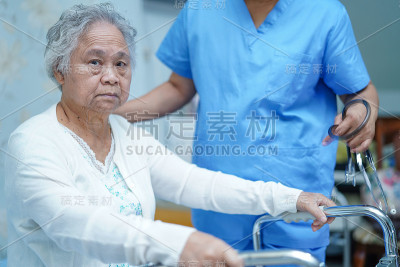 物理疗法在康复病人走在护理院病房的步行者:健康强的医学理念