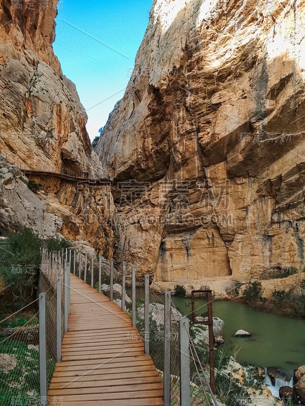 世界上最危险的小径之一“国王之路”(El Caminito del Rey)的广角人行道于2015年