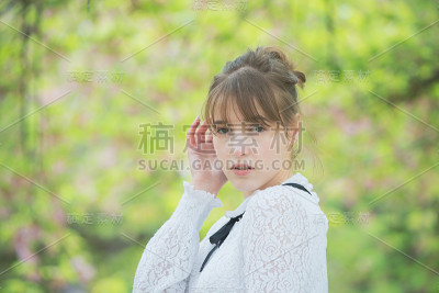 年轻女子被树治好了