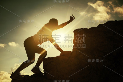 徒步女运动员在顶峰寻求帮助