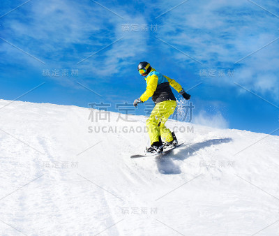 滑雪板从山上滑下，雪山滑雪板在斜坡上