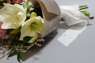 特写的新鲜花束，香石竹，葱属，麝香，胭脂红，棉花在灰色的背景，选择性的焦点