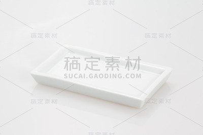 椭圆形的白色餐盘。