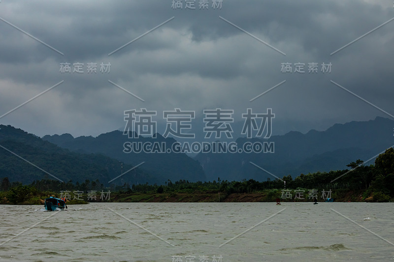 越南芳芽松岗河上的一艘船