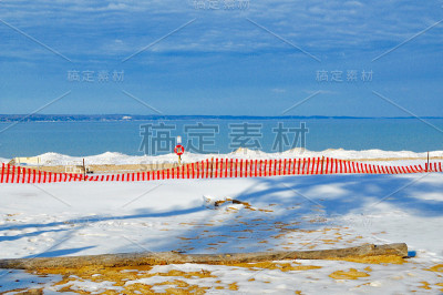 密歇根湖岸边的雪围栏