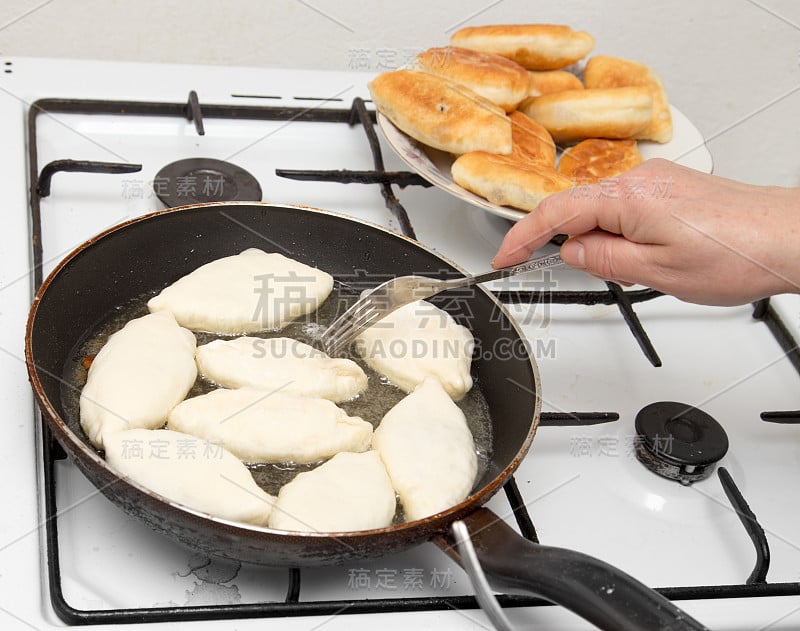 在煎锅里的食物馅饼