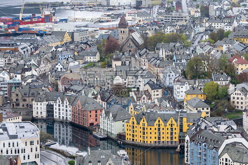 Ålesund，挪威西海岸的一个商业港口城市，在挪威海的几个峡湾的入口处