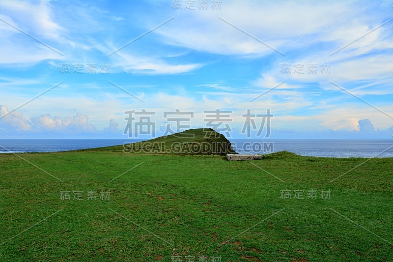 绿色的草原，蓝色的大海和天空