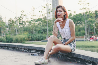 坐在公园桥上的女人