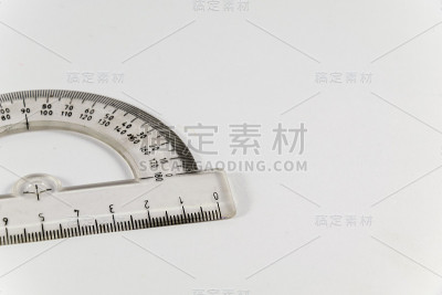 量角器孤立在白色背景上