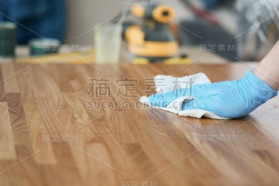 在产品特写上涂抹木材护理油
