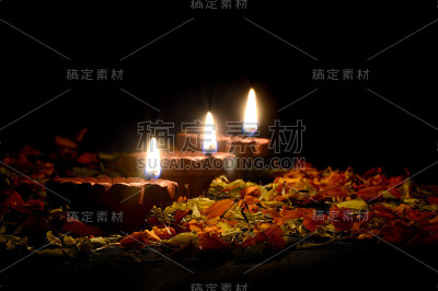 在排灯节庆祝期间点燃的粘土迪亚灯。问候卡设计印度的光节日称为排灯节