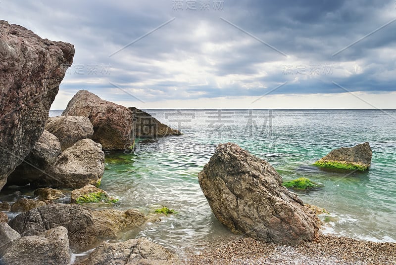 有大岩石的海岸。美丽的海景。