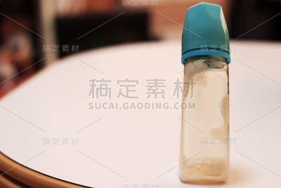 喝过的奶瓶。