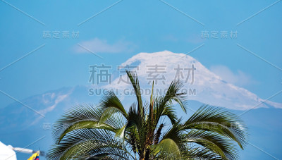 从厄瓜多尔基多历史中心俯瞰科多帕希火山