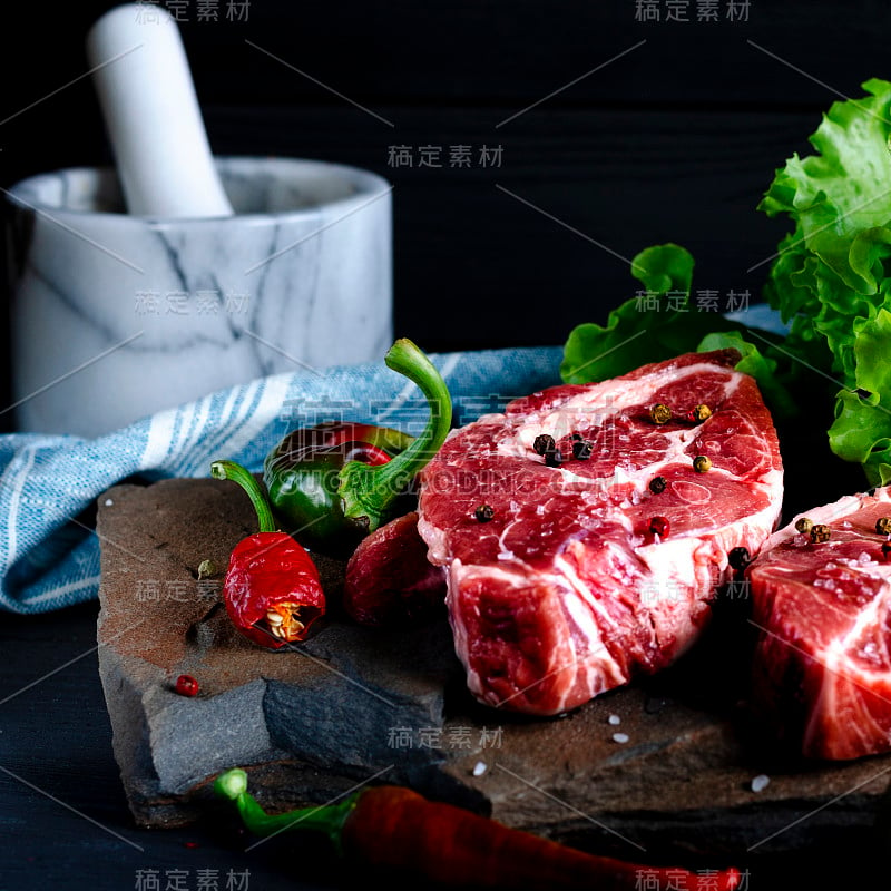 肉的概念。肉排已经准备好了，蔬菜摆在桌上