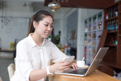 年轻漂亮的女人在办公室放松