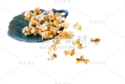 白色背景上的爆米花。