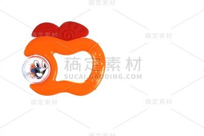 一个儿童的彩色拨浪鼓玩具新生儿在白色的背景。隔离。关闭。