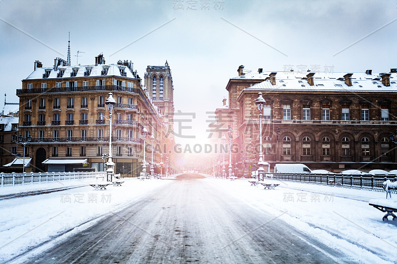 阿尔科尔桥上的道路在冬天被雪覆盖