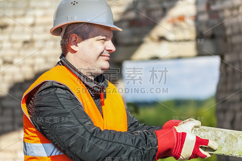 建筑工人手里拿着砖头