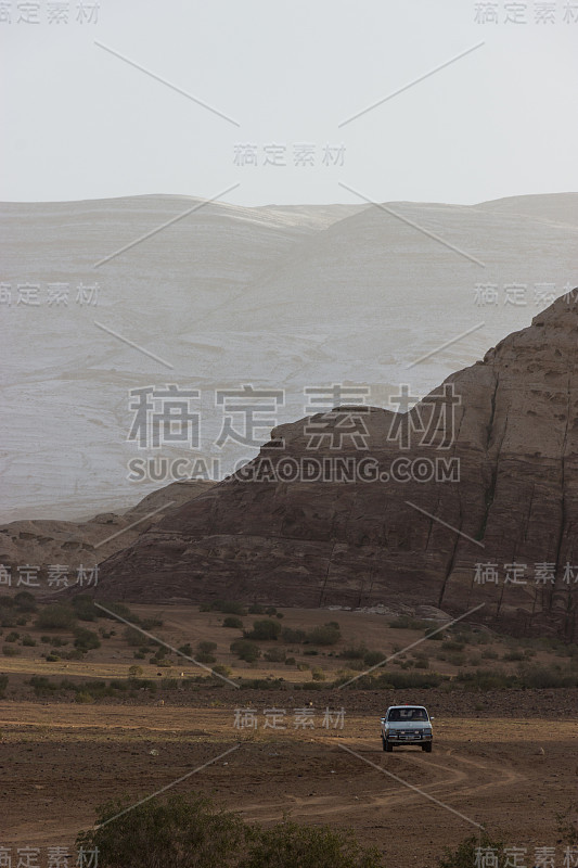 白雪皑皑的沙漠