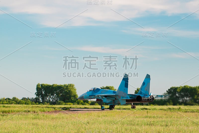 军用飞机Su - 27。