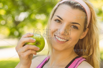金发碧眼，抱着青苹果