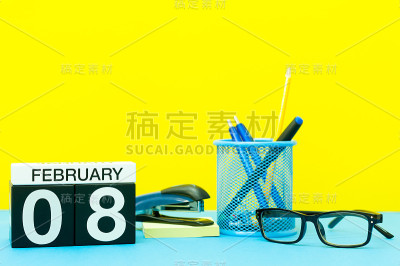 2月8日。2月8日，日历以黄色为背景配办公用品。冬天