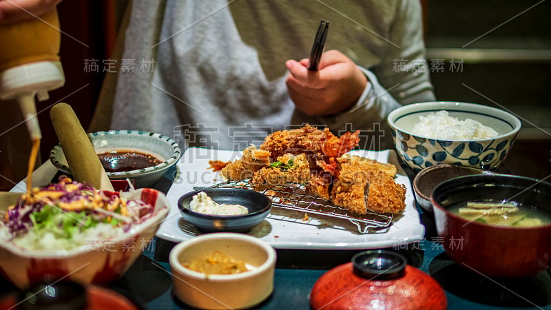 猪排，日本料理，盘里炸猪肉