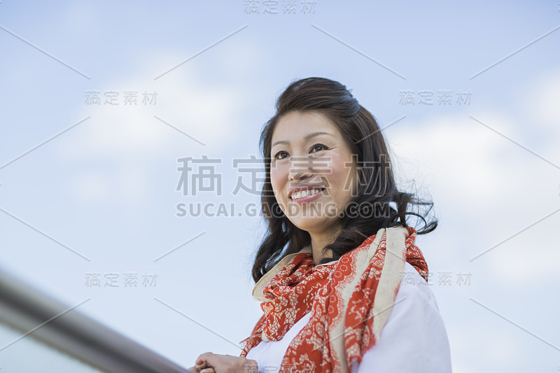 中间的女人