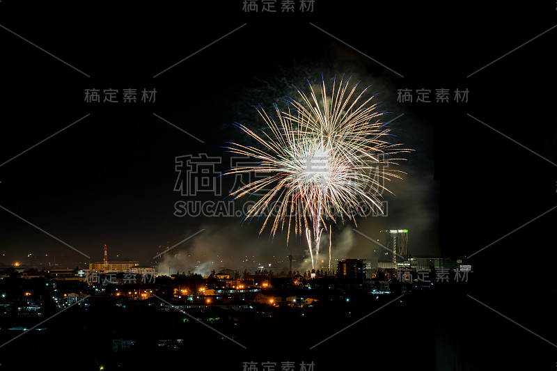 夜空中五彩缤纷的烟花