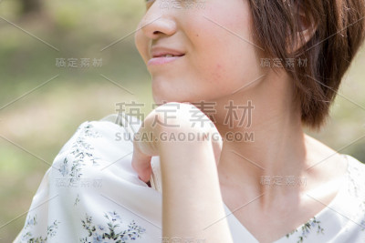 有可爱微笑的女人