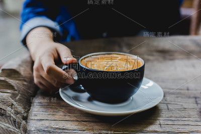 假日人们在咖啡店的生活方式。