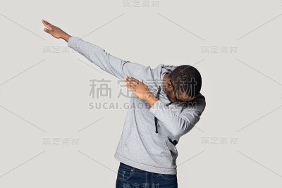 快乐年轻的非裔美国人穿着运动服做dab手势。