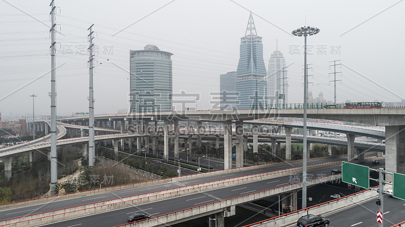 多云天气城市公路和立交桥鸟瞰图